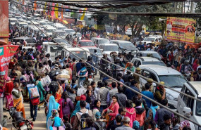 ep aglomeracion de trafico en la ciudad de allahabad en india este mes de febrero