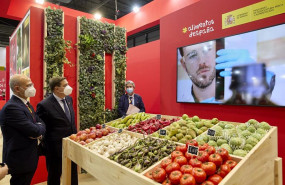 ep archivo   el ministro de agricultura pesca y alimentacion luis planas c visita un stand de frutas
