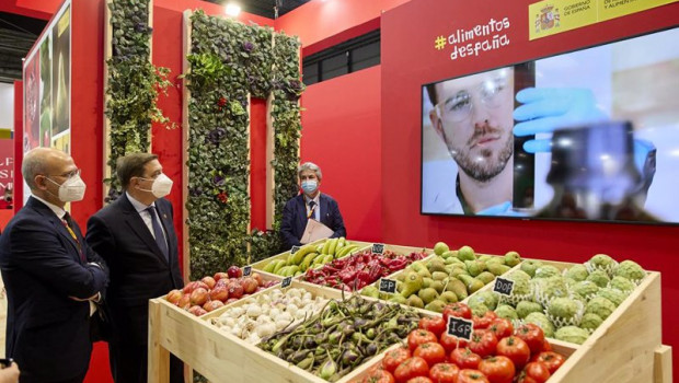 ep archivo   el ministro de agricultura pesca y alimentacion luis planas c visita un stand de frutas