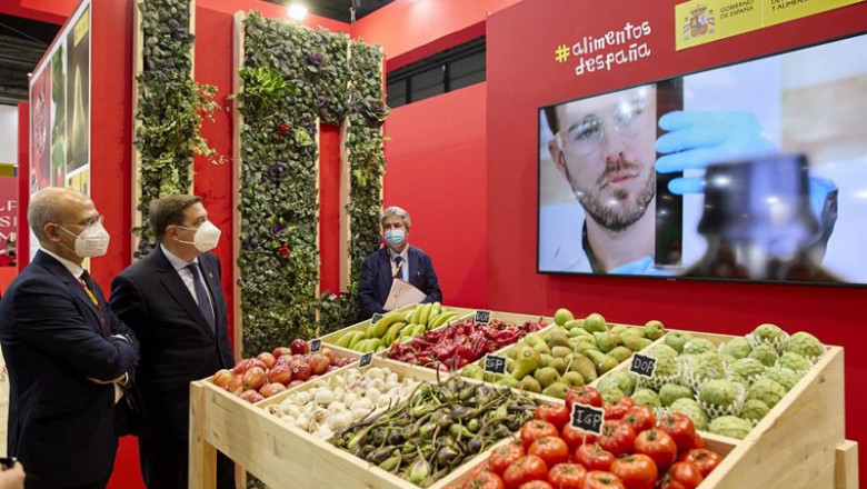 Archivo - El ministro de Agricultura, Pesca y Alimentación, Luis Planas (c), visita un stand de frutas y hortalizas en la inauguración de la Feria Internacional del Sector de frutas y Hortalizas 'Fruit Attraction 2021' | Jesús Hellín - Europa Press - Archivo ep archivo el ministro de agricultura pesca y alimentacion luis planas c visita un stand de frutas