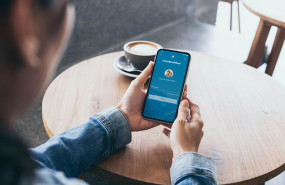 ep archivo   imagen de archivo de una persona con la aplicacion de caixabank en su movil