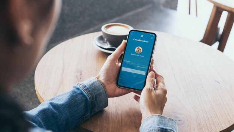 ep archivo   imagen de archivo de una persona con la aplicacion de caixabank en su movil