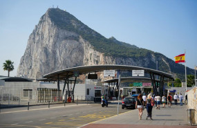 ep archivo   imagenes de la frontera entre espana y el penon de gibraltar archivo