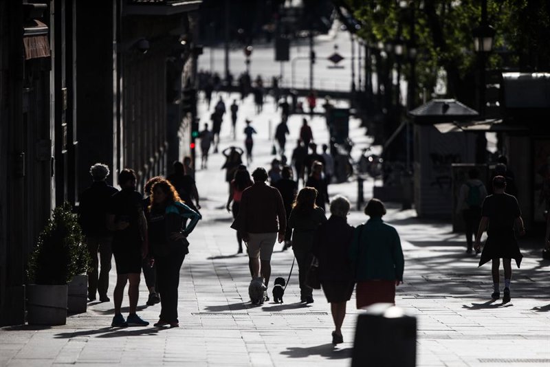 El sector servicios español mantiene en junio su recuperación y evita una contracción absoluta