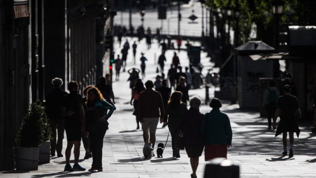 ep archivo   personas caminando por las calles de madrid