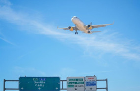 ep archivo un avion aterriza en sevilla ep archivo un avion aterriza en sevilla