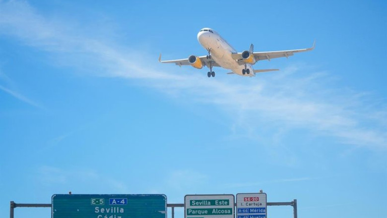 Archivo - Un avión aterriza en Sevilla. | JOAQUÍN CORCHERO-EUROPA PRESS - Archivo ep archivo un avion aterriza en sevilla