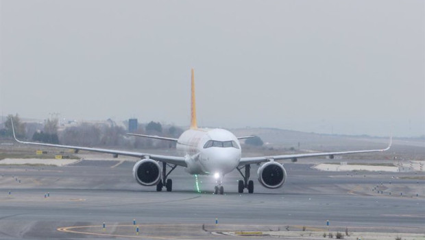 ep archivo   un avion de la aerolinea pegasus en el aeropuerto adolfo suarez madrid barajas a 2 de