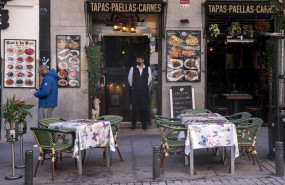 ep archivo   un camarero de un restaurante en una terraza