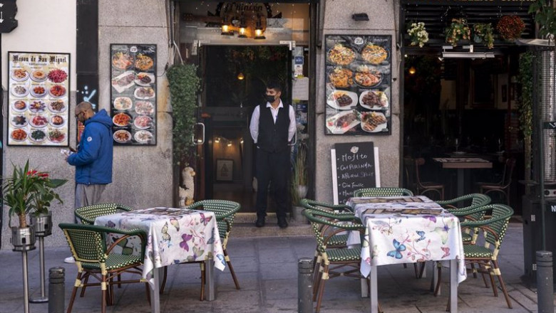 Archivo - Un camarero de un restaurante en una terraza | A. Pérez Meca - Europa Press - Archivo ep archivo un camarero de un restaurante en una terraza
