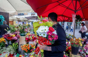 ep archivo   un hombre compra dos ramos de flores en un puesto del mercado de flores de tirso de