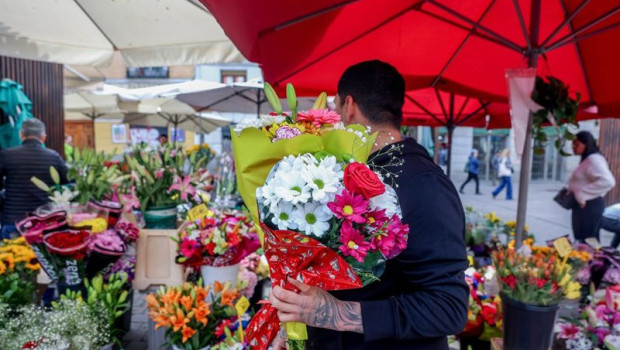ep archivo   un hombre compra dos ramos de flores en un puesto del mercado de flores de tirso de