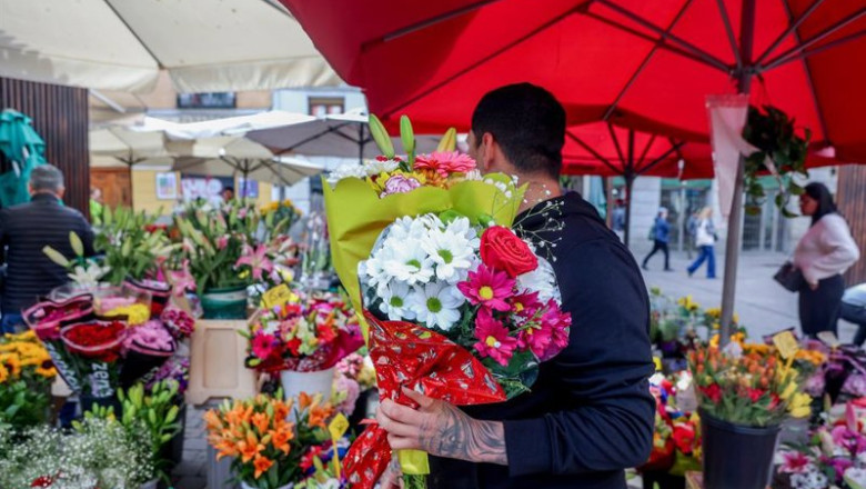 ep archivo un hombre compra dos ramos de flores en un puesto del mercado de flores de tirso de ep archivo un hombre compra dos ramos de flores en un puesto del mercado de flores de tirso de
