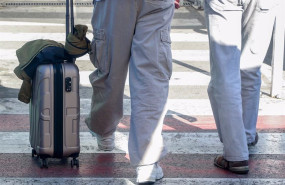 ep archivo un hombre con una maleta a la salida del aeropuerto adolfo suarez madrid barajas ep archivo un hombre con una maleta a la salida del aeropuerto adolfo suarez madrid barajas