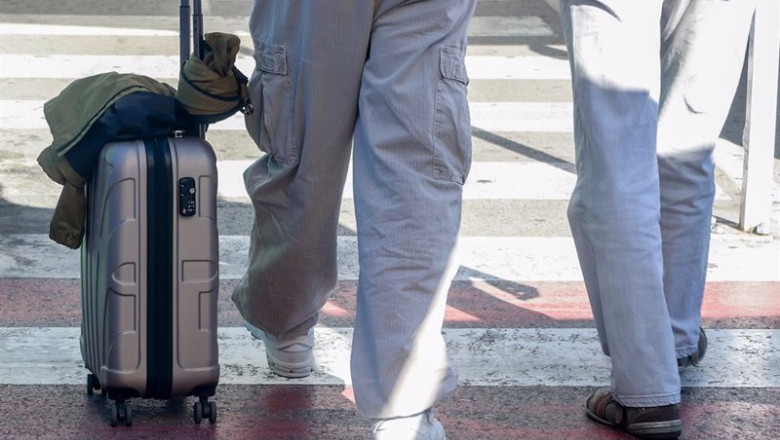 ep archivo un hombre con una maleta a la salida del aeropuerto adolfo suarez madrid barajas ep archivo un hombre con una maleta a la salida del aeropuerto adolfo suarez madrid barajas