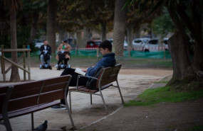 ep archivo   un joven lee un libro en el parque de la ciutadela a 12 de noviembre de 2021 en