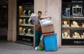 ep archivo   un joven se apoya junto a cajas con compras durante la campana de navidad