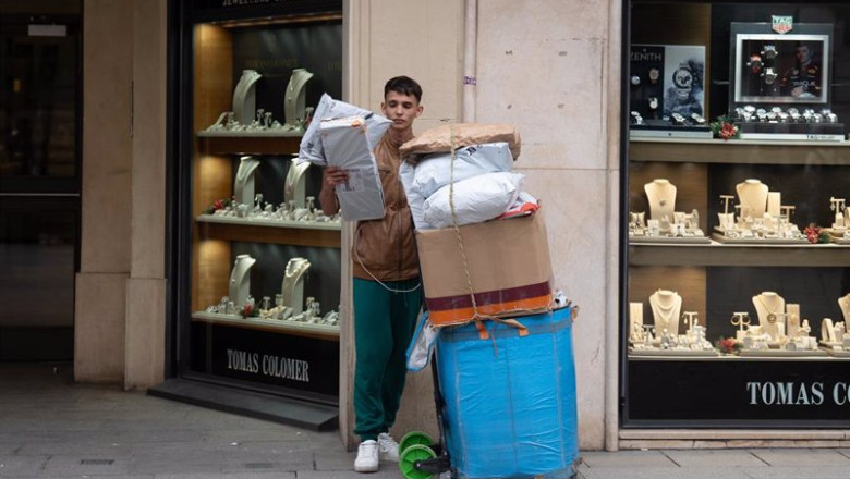 ep archivo un joven se apoya junto a cajas con compras durante la campana de navidad ep archivo un joven se apoya junto a cajas con compras durante la campana de navidad