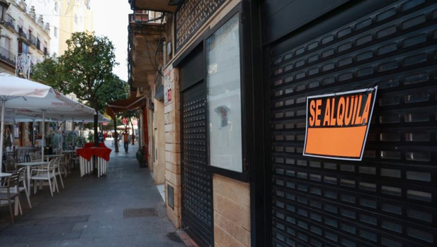 ep archivo   un local comercial cerrado y con un cartel de alquiler en jerez