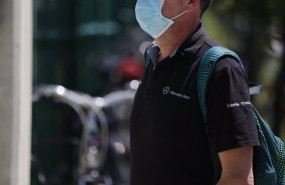 ep archivo   un trabajador con mascarilla de la planta de mercedes benz de vitoria en vitoria alava