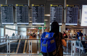 ep archivo   una mujer con una mochila observa los paneles de facturacion en el aeropuerto adolfo