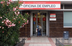 ep archivo   una mujer entra en una oficina de empleo