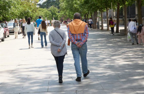 ep archivo   una pareja camina por paseo del prado a 4 de junio de 2023 en madrid espana l