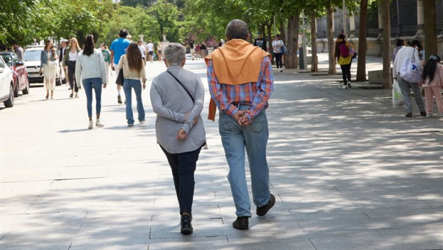 ep archivo   una pareja camina por paseo del prado a 4 de junio de 2023 en madrid espana l