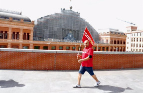 ep archivo   una persona con una bandera de ccoo en una imagen de archivo