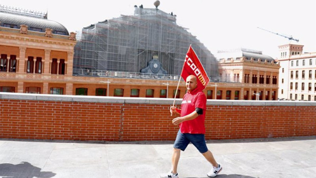 ep archivo   una persona con una bandera de ccoo en una imagen de archivo