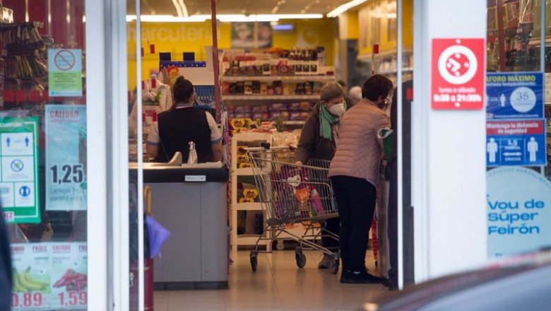 ep archivo   varias personas compran en un supermercado de castro riberas de lea perteneciente a la