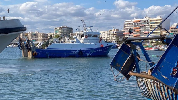 ep barco pesquero de arrastre del mediterraneo