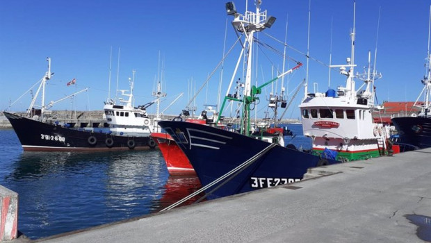 ep barcos pesqueros en el puerto de bermeo bizkaia