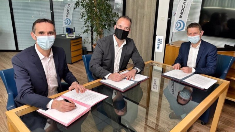 De izquierda a derecha: Stéphane Espinasse (responsable de Iveco Bus), Gaël Queralt y Gauthier Ricord. | IVECO ep de izquierda a derecha stephane espinasse responsable de iveco bus gal queralt y gauthier ricord