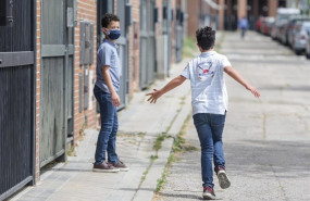 ep dos ninos juegan en la calle en madrid espana a 7 de mayo de 2020