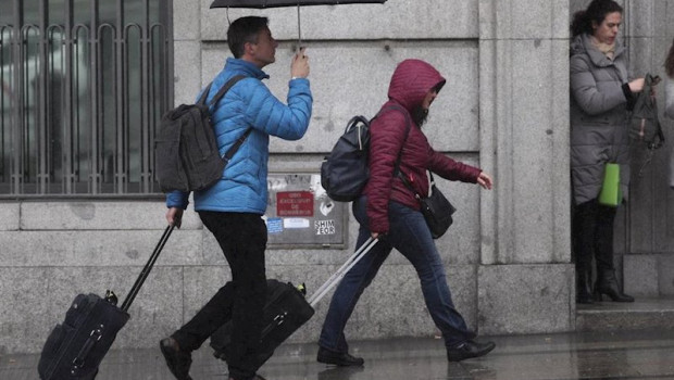 ep dos turistas se refugian de la lluvia con paraguas imagen de archivo