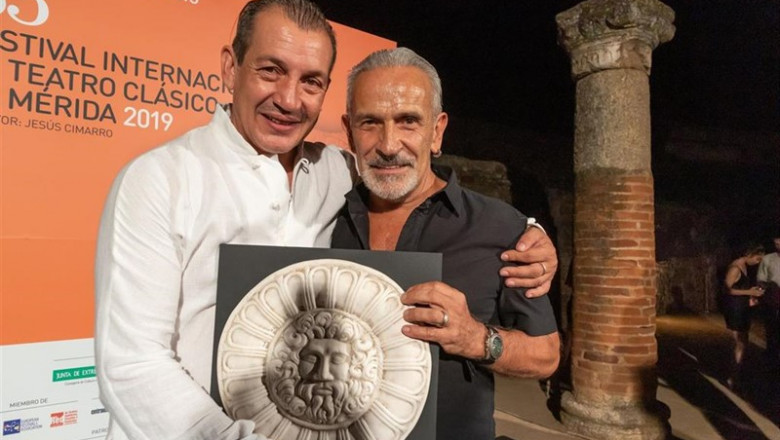 Eduardo Lao y Víctor Ullate, con el obsequio del del Festival de Mérida | FESTIVAL DE MÉRIDA ep eduardo laovictor ullate conobsequiodel festivalmerida