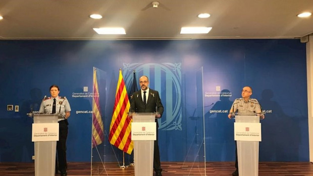 ep el conseller de interior miquel buch en rueda de prensa junto al subdirector de proteccion civil