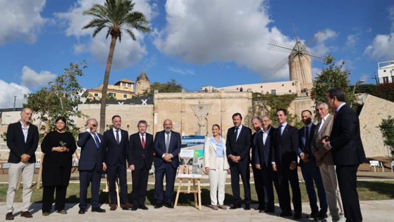 El ministro de Transportes, Óscar Puente, y la presidenta del Govern, Marga Prohens, visitan el nuevo Paseo Marítimo de Palma. | EUROPA PRESS - ISAAC BUJ ep el ministro de transportes oscar puente y la presidenta del govern marga prohens visitan el nuevo