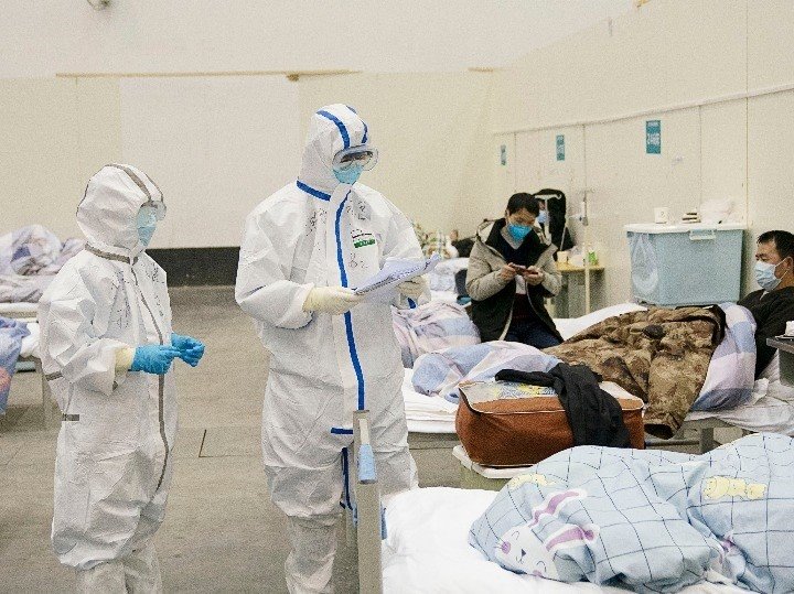 ep el personal medico verifica el estado de un paciente en un hospital temporal convertido de wuhan