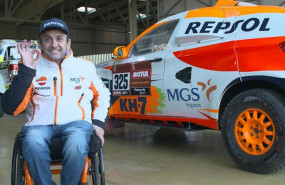 ep el piloto isidre esteve repsol rally team junto al prototipo del dakar 2020 en el puerto de ep el piloto isidre esteve repsol rally team junto al prototipo del dakar 2020 en el puerto de