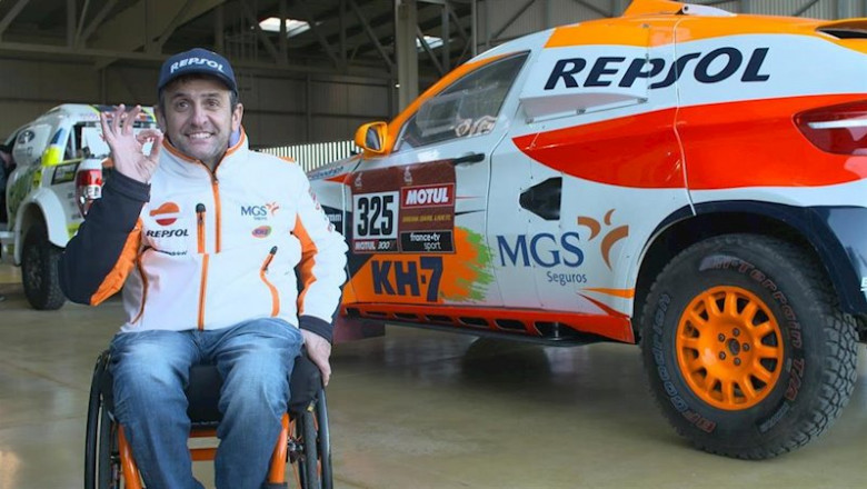 El piloto Isidre Esteve (Repsol Rally Team) junto al prototipo del Dakar 2020 | MEDIAGÉ COMUNICACIÓN ep el piloto isidre esteve repsol rally team junto al prototipo del dakar 2020 en el puerto de