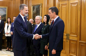 ep el presidente del gobierno pedro sanchez dech saluda al rey felipe vi izq durante el acto de