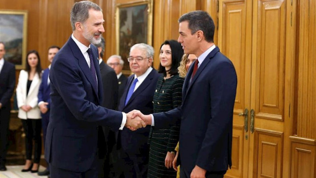 ep el presidente del gobierno pedro sanchez dech saluda al rey felipe vi izq durante el acto de