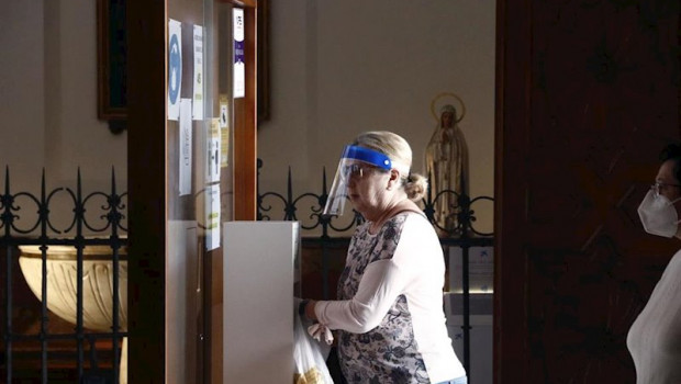 ep fieles acuden a la parroquia de santiago apostol en la capital para realizar sus rezos antes de