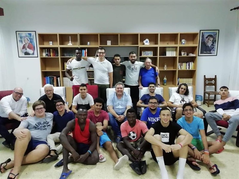 ep foto de familia de la casa de acogida a migrantes y refugiados de los salesianos en burgos
