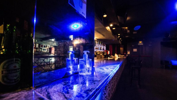 ep gel desinfectante en una de las barras de una discoteca de madrid