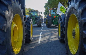 ep imagen de los tractores de agricultores en la manifestacion en sevilla