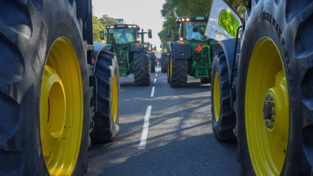 ep imagen de los tractores de agricultores en la manifestacion en sevilla