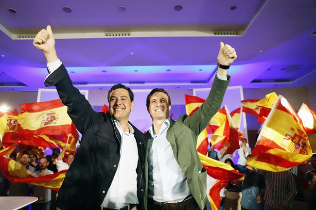 Juanma Moreno y Pablo Casado, en un acto del PP en Málaga. | ÁLEX ZEA (EUROPA PRESS) ep juanma morenopablo casado enactoppmalaga